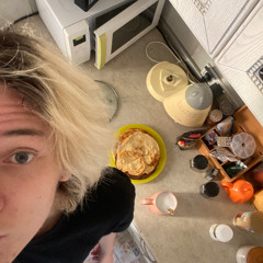 Кушаю блины с вареньем и пью кофе