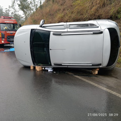 Motorista capota veículo na SC-390 em Lauro Müller e é socorrido pelo SAMU e Bombeiros