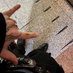 la seguridad m apunto con su rayo láser [p. @sntixgxroman]