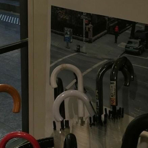 비 오는 날 싸구려 우산을 나눠쓰던