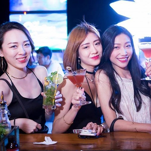 Nhạc bar lên đây với tôi