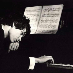 وما بتتذكر ليلة عيدي حتى بباقة ورد ..