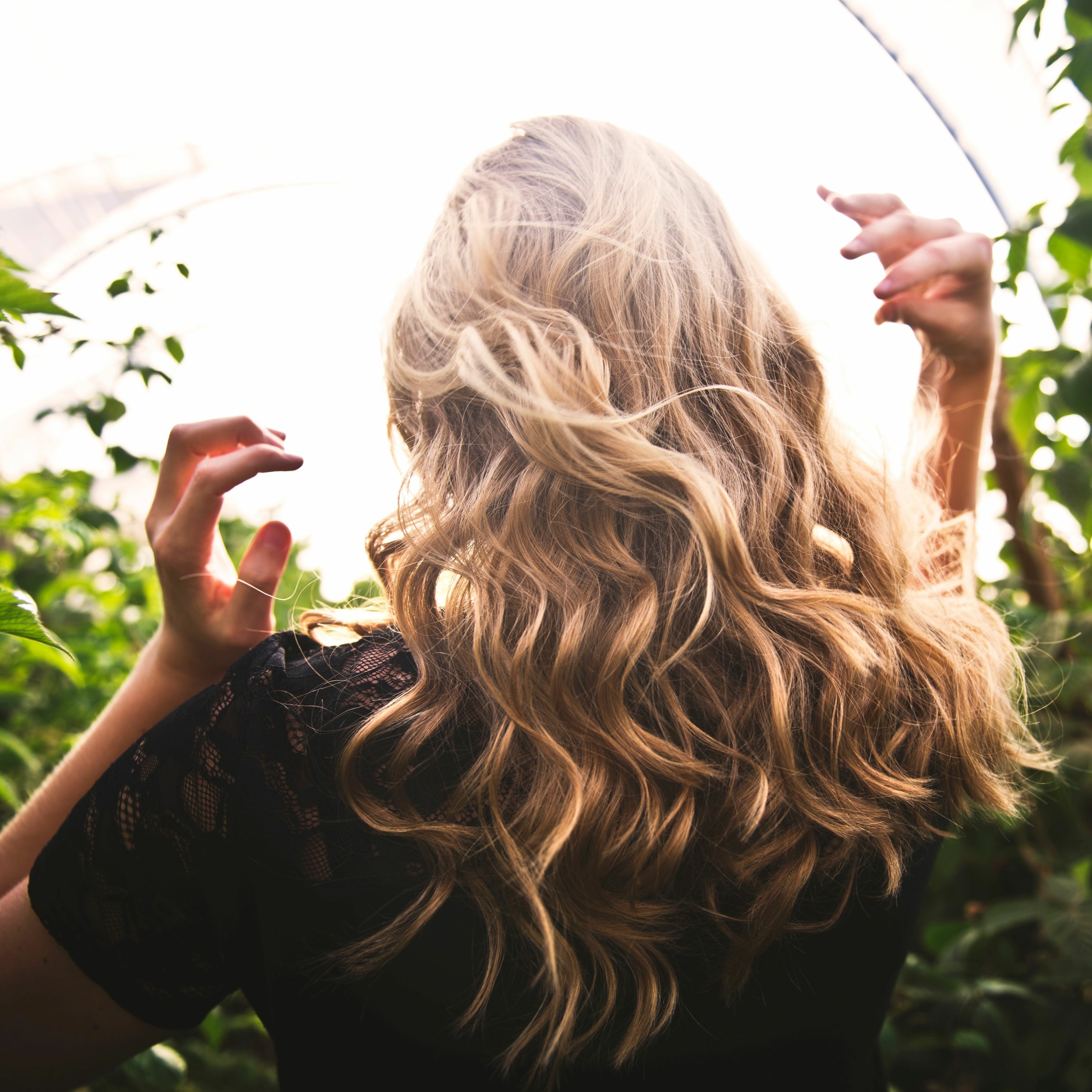 SOCIÉTÉ | 5 techniques naturelles pour prendre soin de ses cheveux avant de retrouver le coiffeur episode artwork