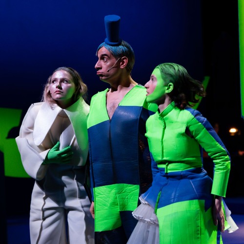 Scene 3 : "Pourquoi un corbeau ressemble-t-il à un bureau?..."