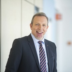 Dr. Johannes Hütte spricht über die neueste Technik, die die Fachärzte in der Klinik unterstützt.