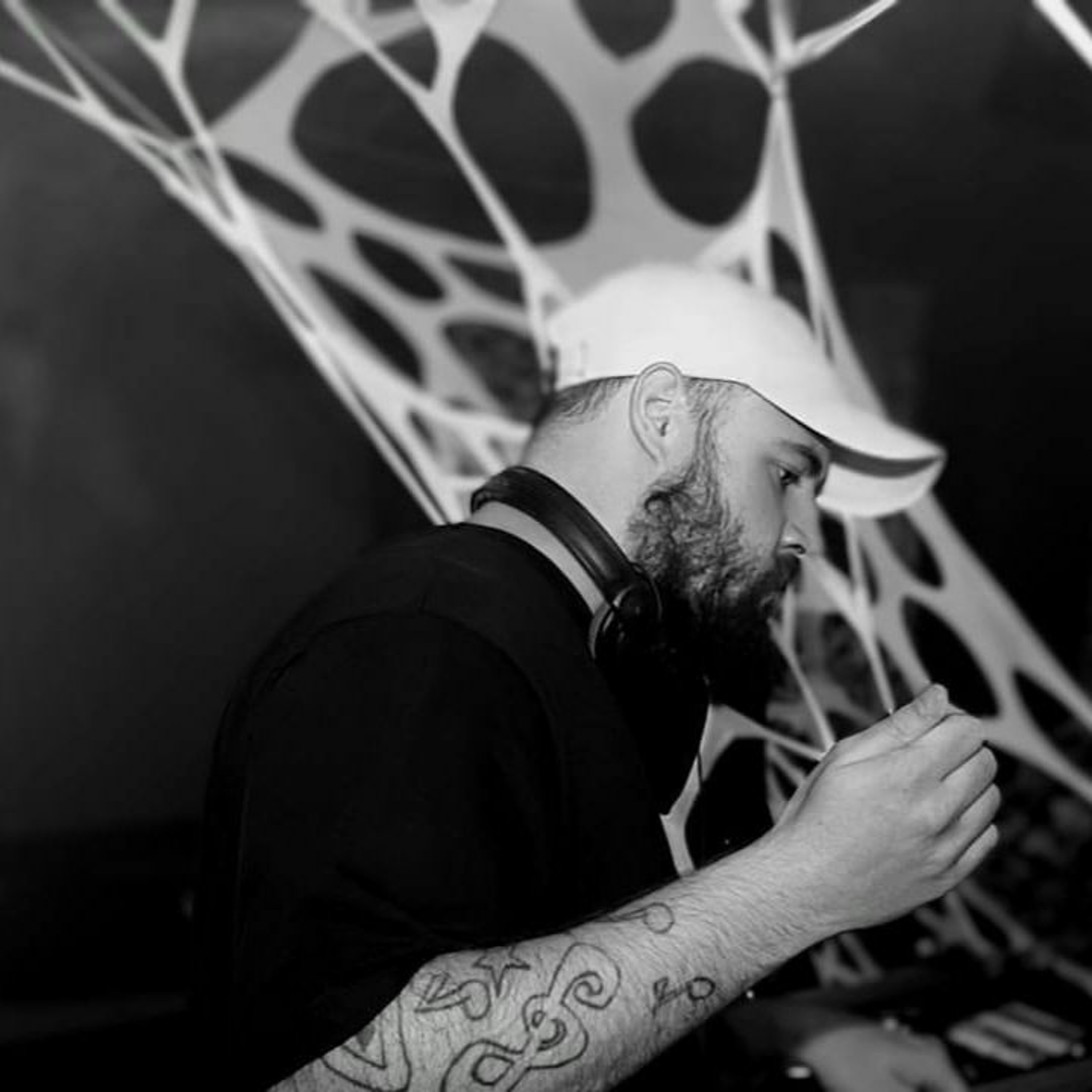 Leo Goddard - New Year Eve 2024 - Loops Radio Techno episode artwork
