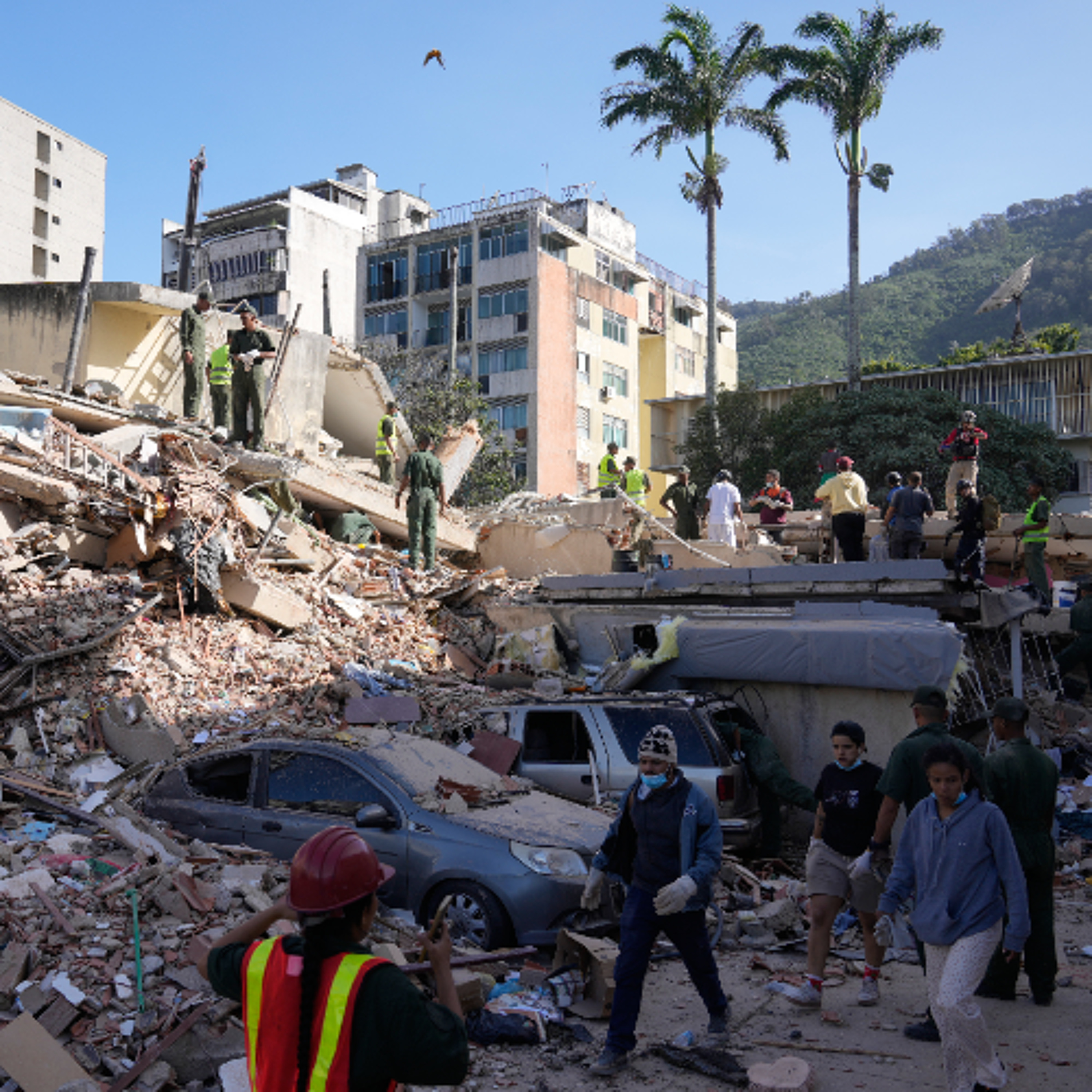 Continúan las tareas de rescate en Venezuela al tiempo que miles de personas siguen desaparecidas episode artwork
