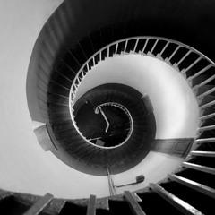 Wendeltreppe aus Zeichenkohle