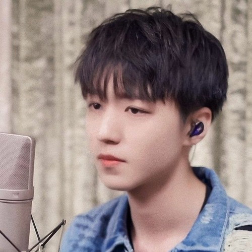 Vương Nguyên cùng Dịch Dương Thiên Tỉ mang quà đến buổi tiệc sinh nhật 19  tuổi hoàng tráng của Vương Tuấn Khải TFBOYS