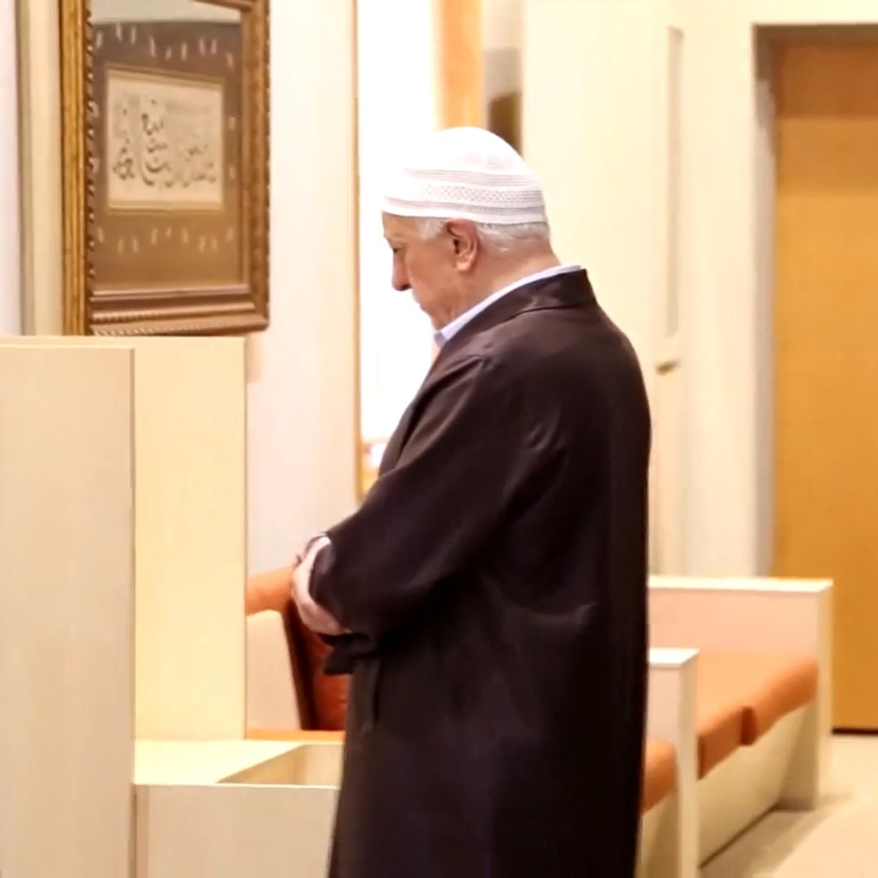 2012-10-12 Hocaefendi NAMAZ Kıldırıyor (Gıyabi Cenaze Namazı-Hasbi Nidai Gülen için) - M. Fethullah Gülen Hocaefendi