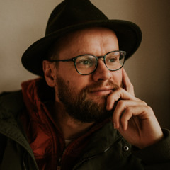 Koen de Dichter deelt zijn prachtgedicht "schijnt de maan nog in Japan?" in de radioshow van Bart Slim