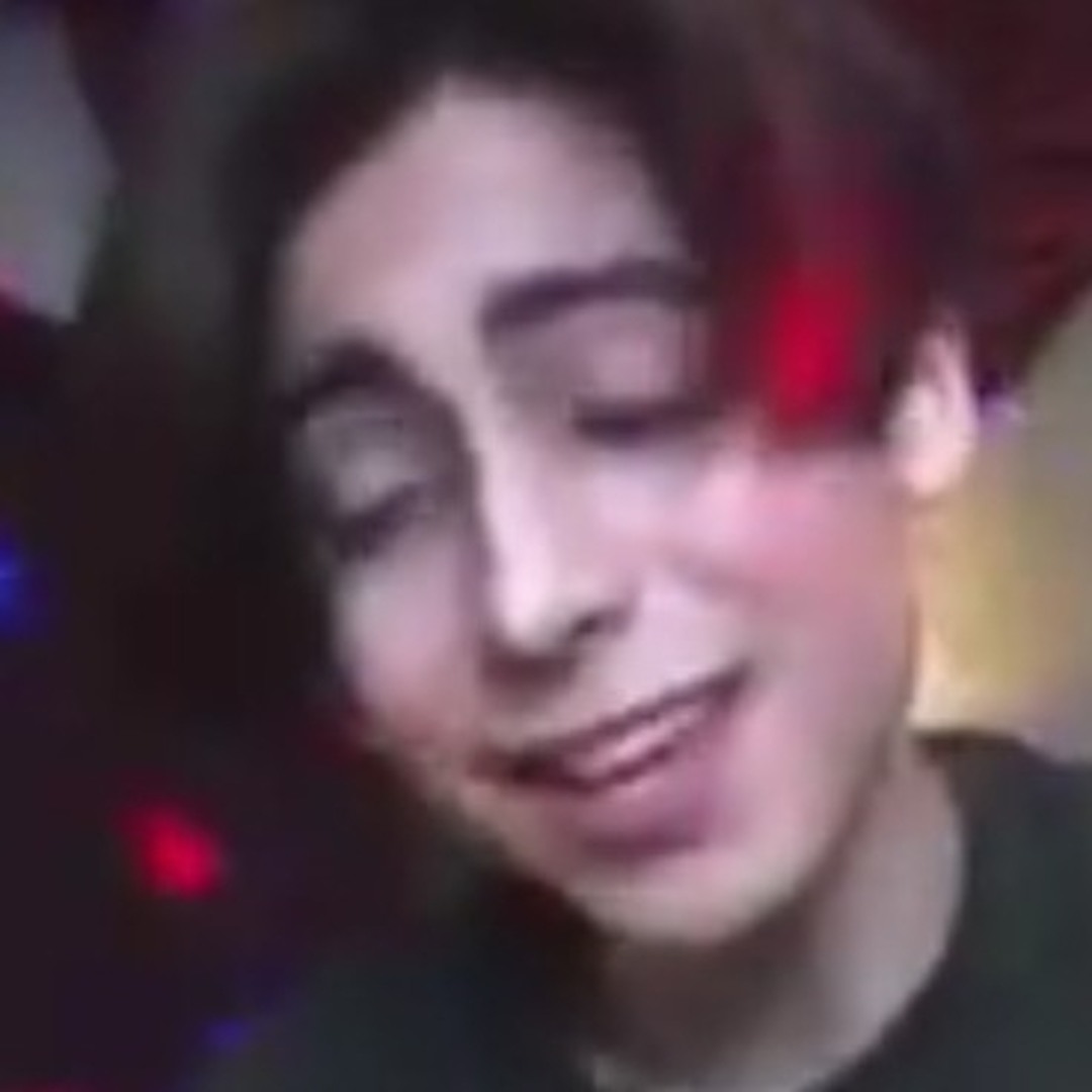 Chiroyli qomat bilan jinsiy aloqa Pornografik filmlarni tomosha qiling va qusadi