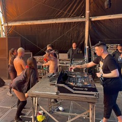 ELA FICA DE QUATRO EMPINA E TOMA ( DJ JR DO MD ) TAMBORZADA