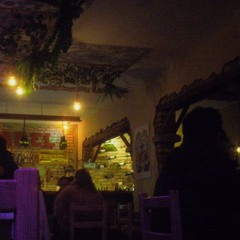 hurto no planeado de la playlist del bar alcohólicamente infiltrado en un rincón