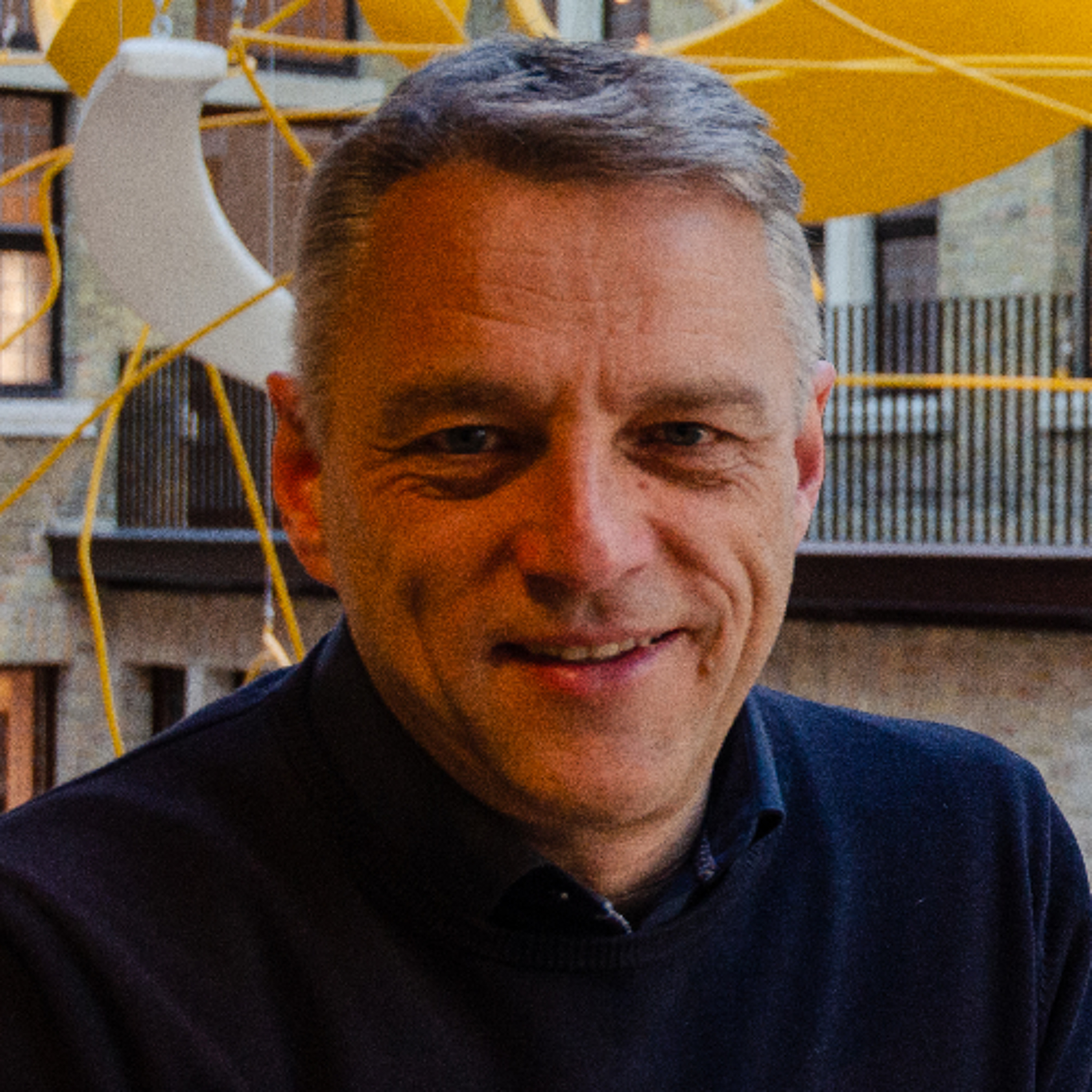 Kritisch interview met schepen Piet Delrue over het gevaarlijkrondpunt aan het Spillebad in Roeselare. episode artwork