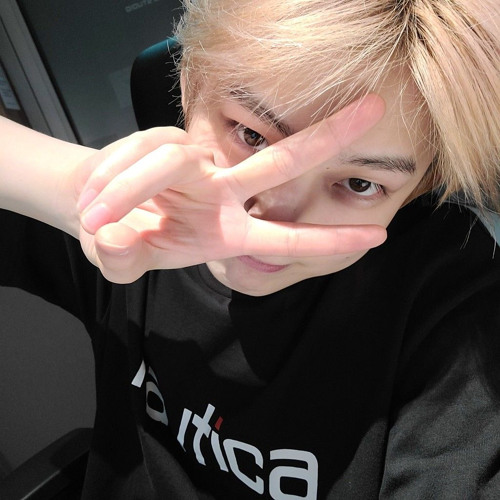 𝐭𝐡𝐞𝐫𝐞 𝐡𝐞 𝐢𝐬! 𝐭𝐡𝐞𝐫𝐞’𝐬 𝐦𝐲 𝐟𝐚𝐯𝐨𝐫𝐢𝐭𝐞 𝐛𝐨𝐲! ༉‧₊˚✧