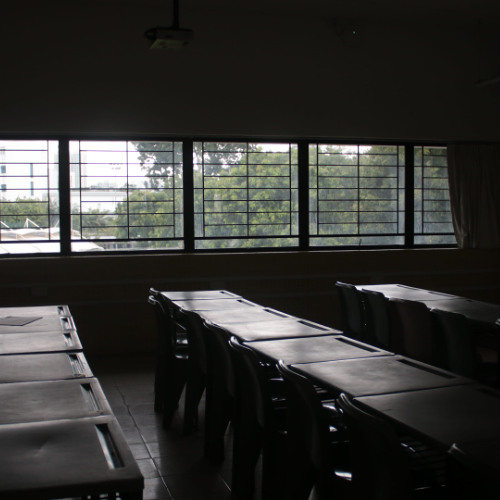 群集を凌ぐにはあまりにも欠けている。けれど私たちは...