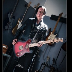 Intv - Adler Talks With Troy Van Leeuwan Of Queens Of The Stone Age