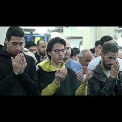 جموع المصلين بالجامع الأزهر يرفعون أكفَّ الضراعة إلى الله تعالى بأن ينصر إخواننا المستضعفين في غزة..