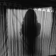 ⁨سني صغير ولكن كني من الهم شيبه...