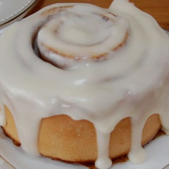 CINNAMON ROLL (feat. Luneey)