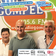 Benny in gesprek met Wim en Greet van Dansclub Geel