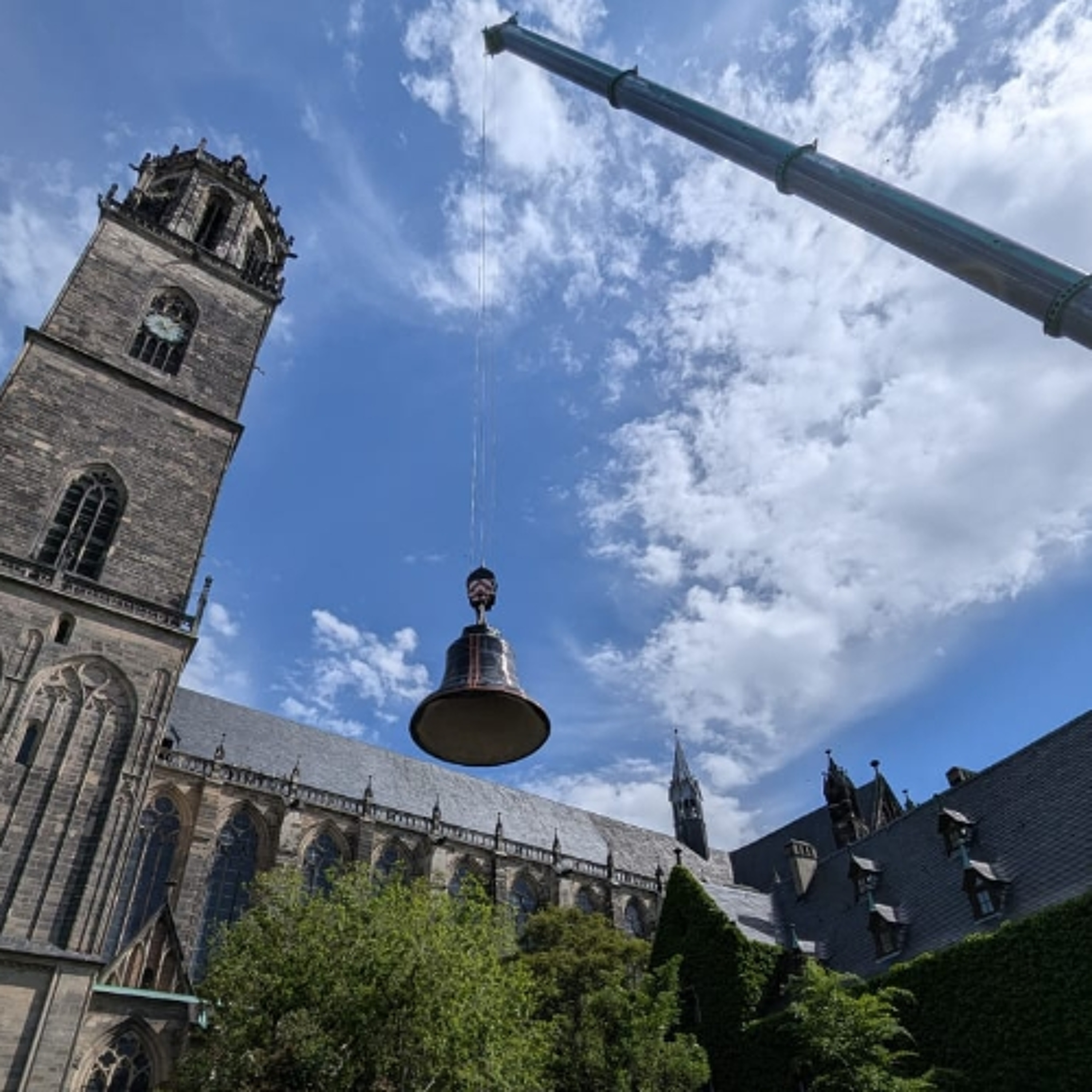 15 Tonnen schweben ein: Ankunft der Domglocke Credamus