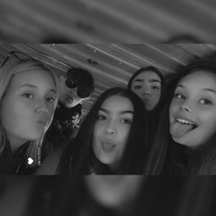 we was tripping in valencia together💚