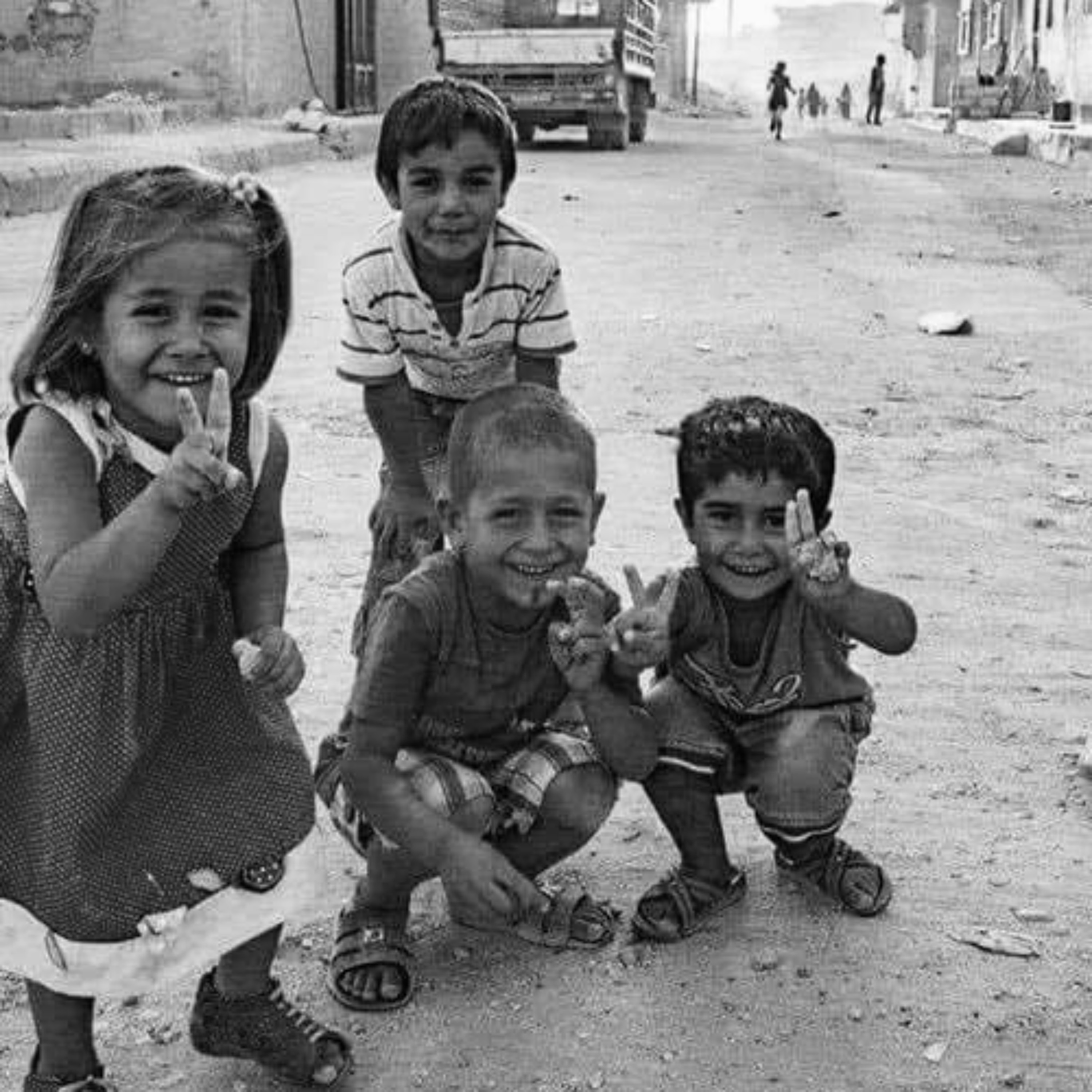 LA RADIO RADIEUSE CHANTONNE POUR TOUS LES APATRIDES