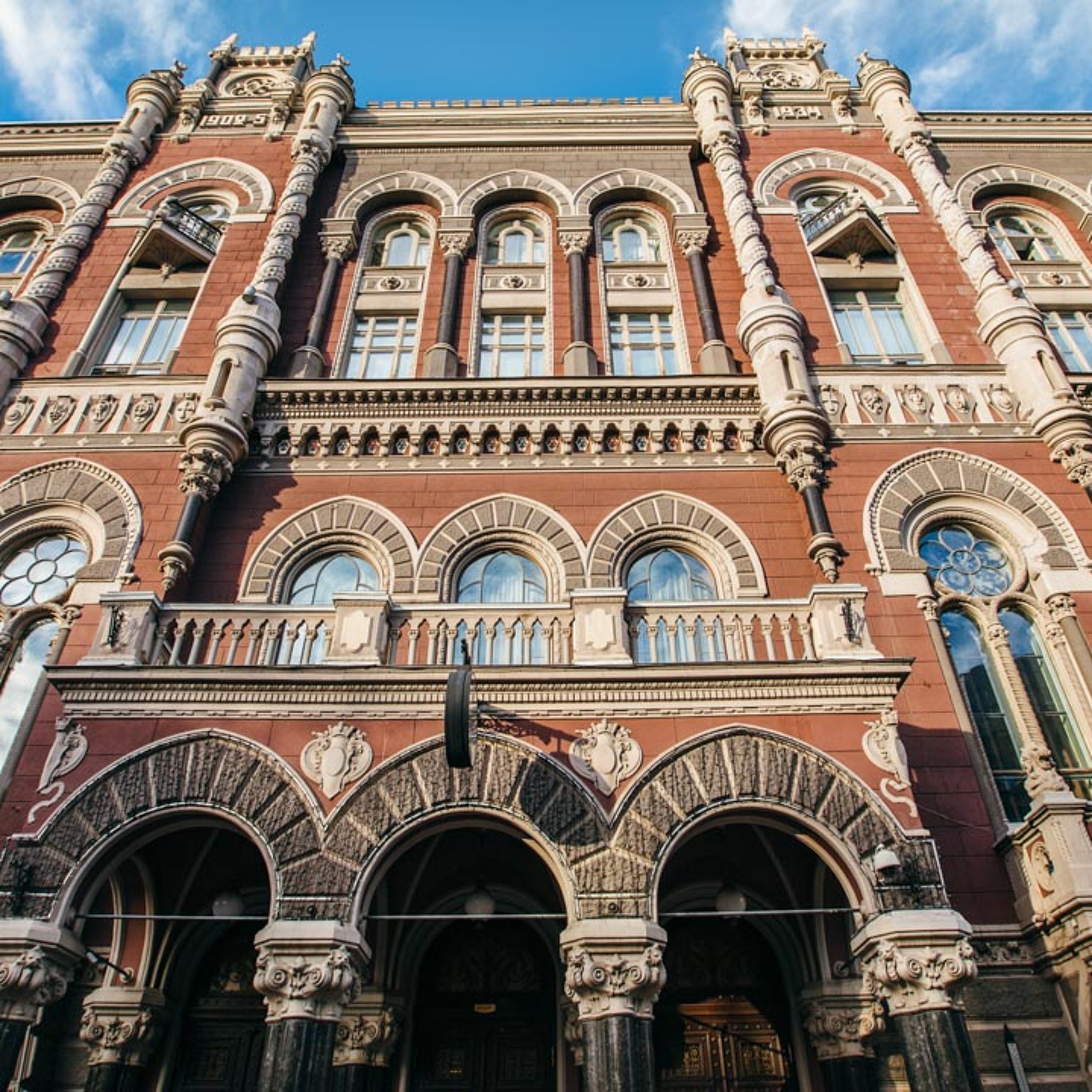 Хто купить ПриватБанк та інші українські державні банки