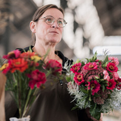 Sylvie des fleurs à la boutonnière