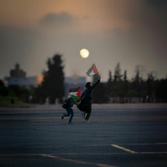 مفتاح البيت ف قلبي، وانا راجع و بايدي ولدي، ولو كل العالم ضدي، انا راجع يا بلادي راجع.