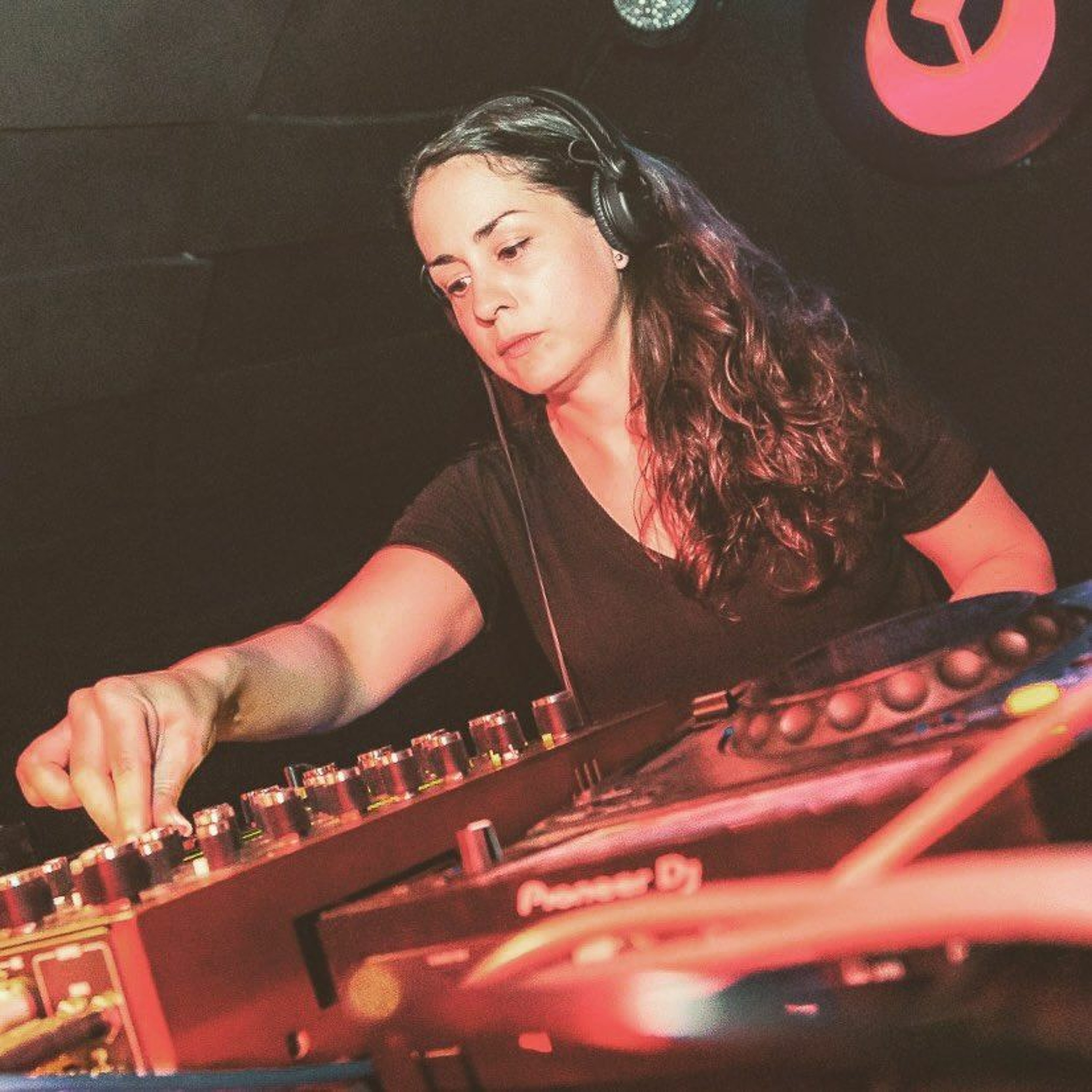 Podcast 490 BeeLiveWorld by DJ Bee 05.08.22 Side B Silvia Zaragoza Guest Dj episode artwork