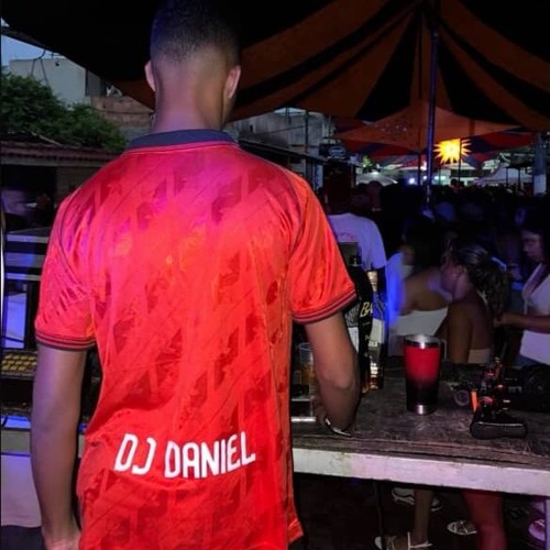 AQUI NO BAILE DA ILHA TEM 14 EU TO BOTANDO (( DJ DANIEL ))