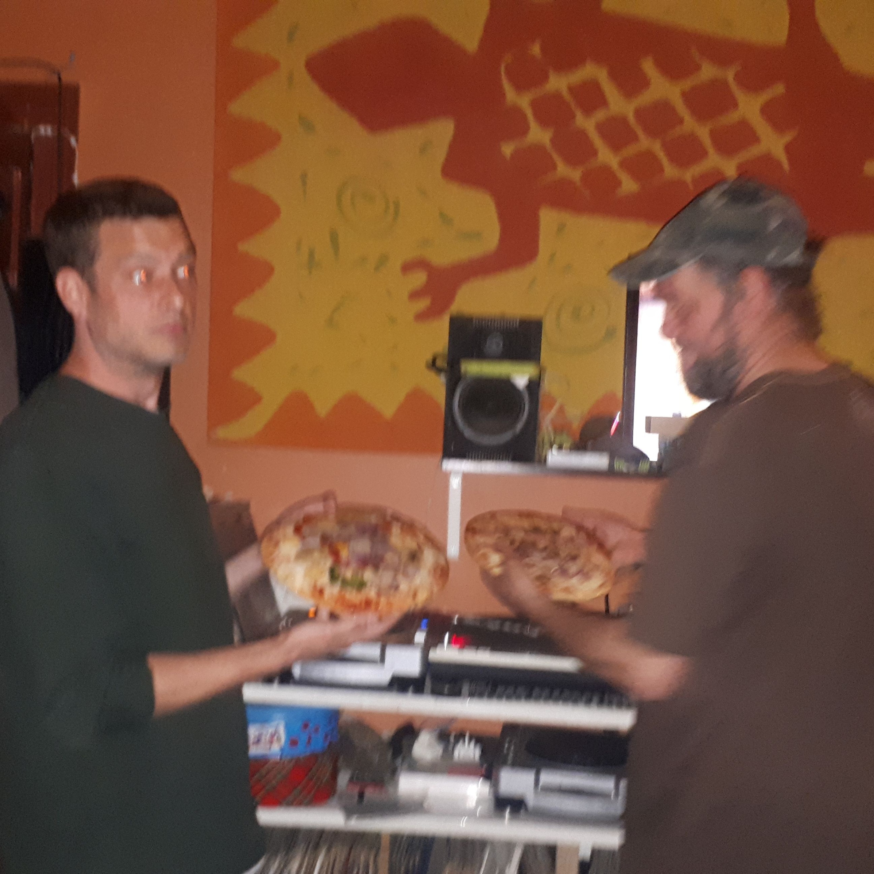 Stani n Cousin Ev. Spinning the "12" Pizza mash up mix.16.05.2024 episode artwork