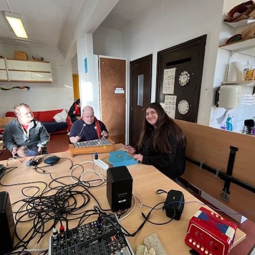 les fils de joie joyeux