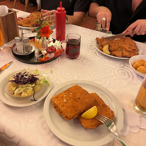 Wiener Schnitzel (feat. angelena, Gin)