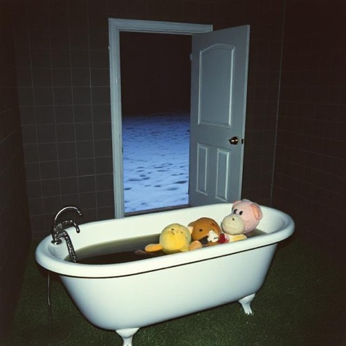 FLOATING ( prod by veezy and 976war )