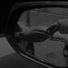 أفكر بس في لحظة بحضن فيها يدينك ..