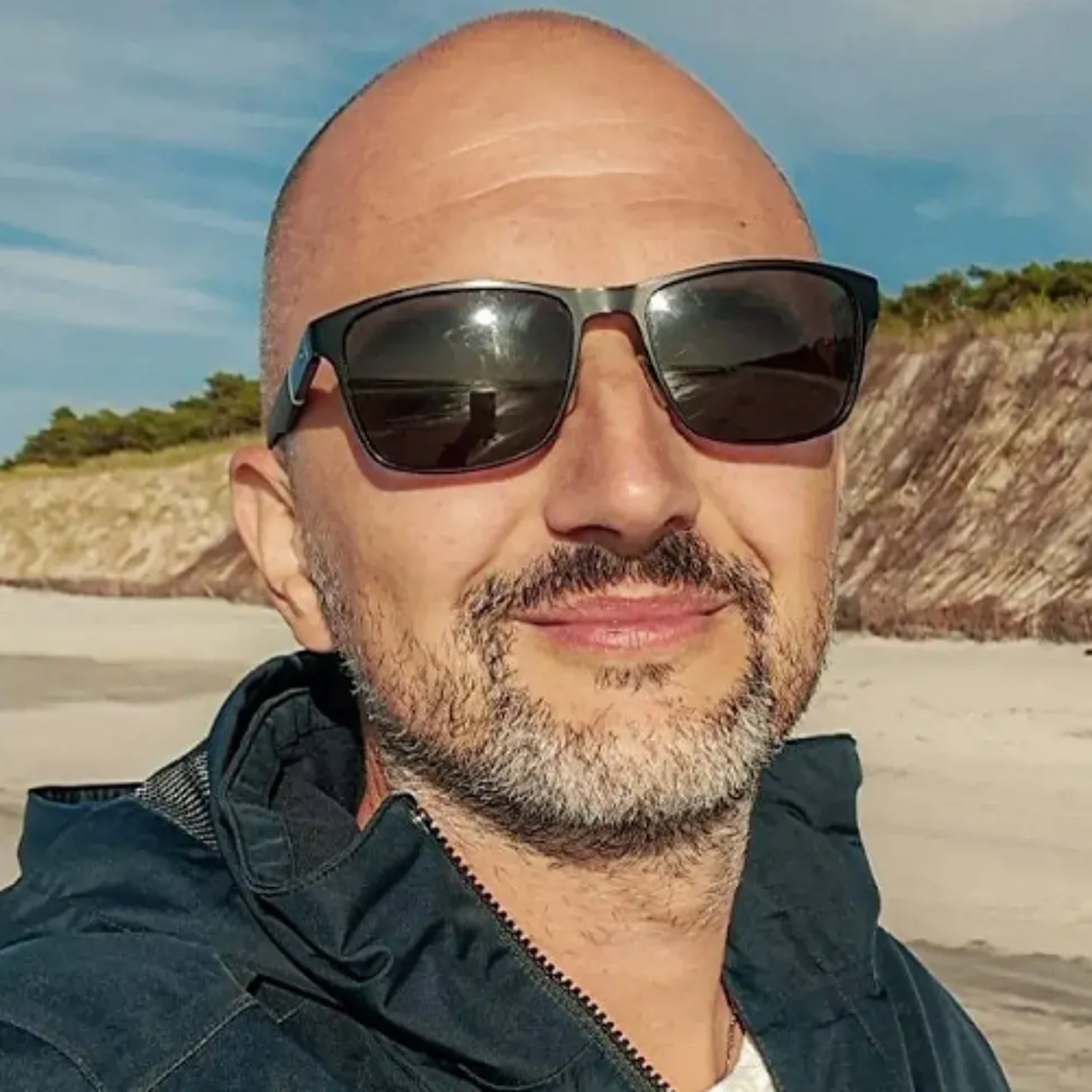 Дмітрый Гурневіч. Між санкцыямі і “рускім светам”: дзе сёння шукае сябе моладзь Беларусі?