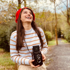 ( غريب ال مخلص ) . مبسمك برق انكشف شالكك💙 .