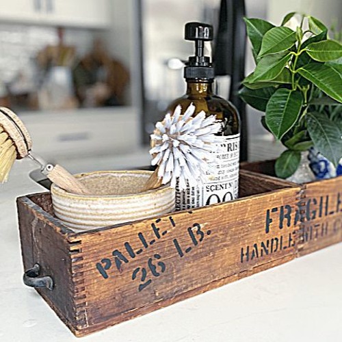 The crate for fragile goods)