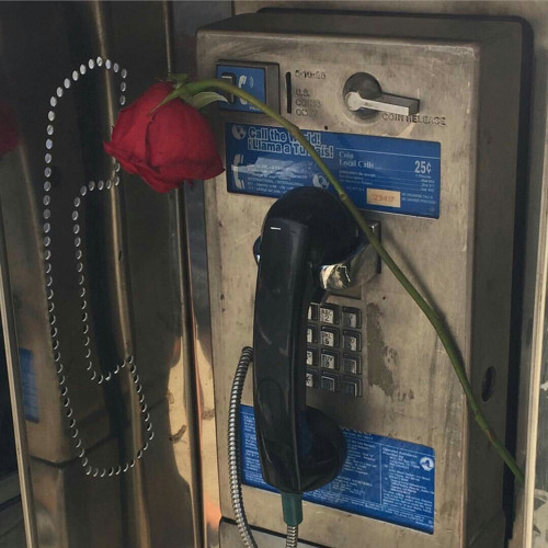 كلها كلمة ونظرة شوق خدّاعه..