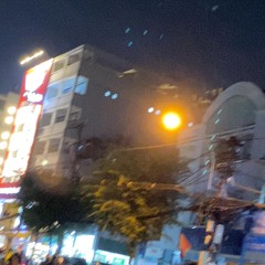 dưới ánh đèn đường