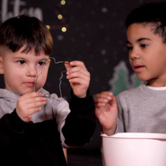 Kinder übers Plätzchenbacken