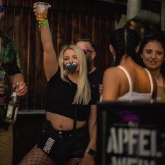 Techno, Musik für Körper, Geist und Seele. Mitten durchs Herz direkt uff die Ohre, un uff die Fress.
