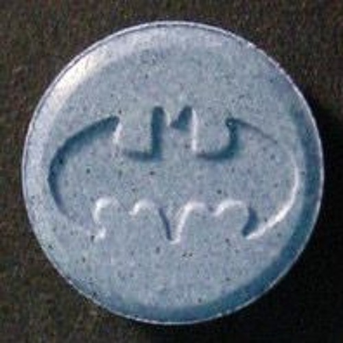 Бэтмена таблетки. Таблетки экстази Бэтмен. Таблетки Бэтмен наркотик. Экстази в руке Бэтмен. Бэтмига как выглядят таблетки.