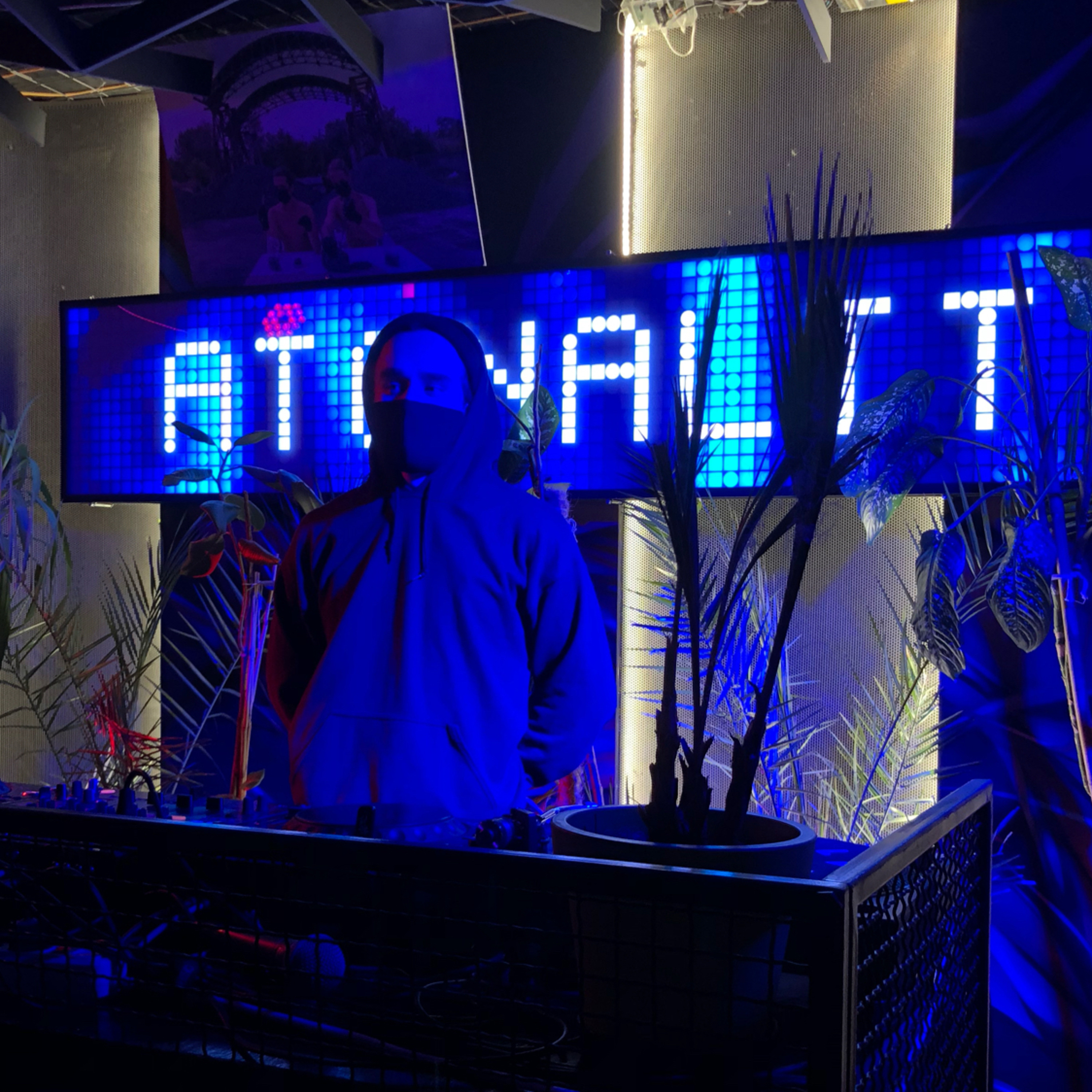 HVLV Bar feat. Hangout
