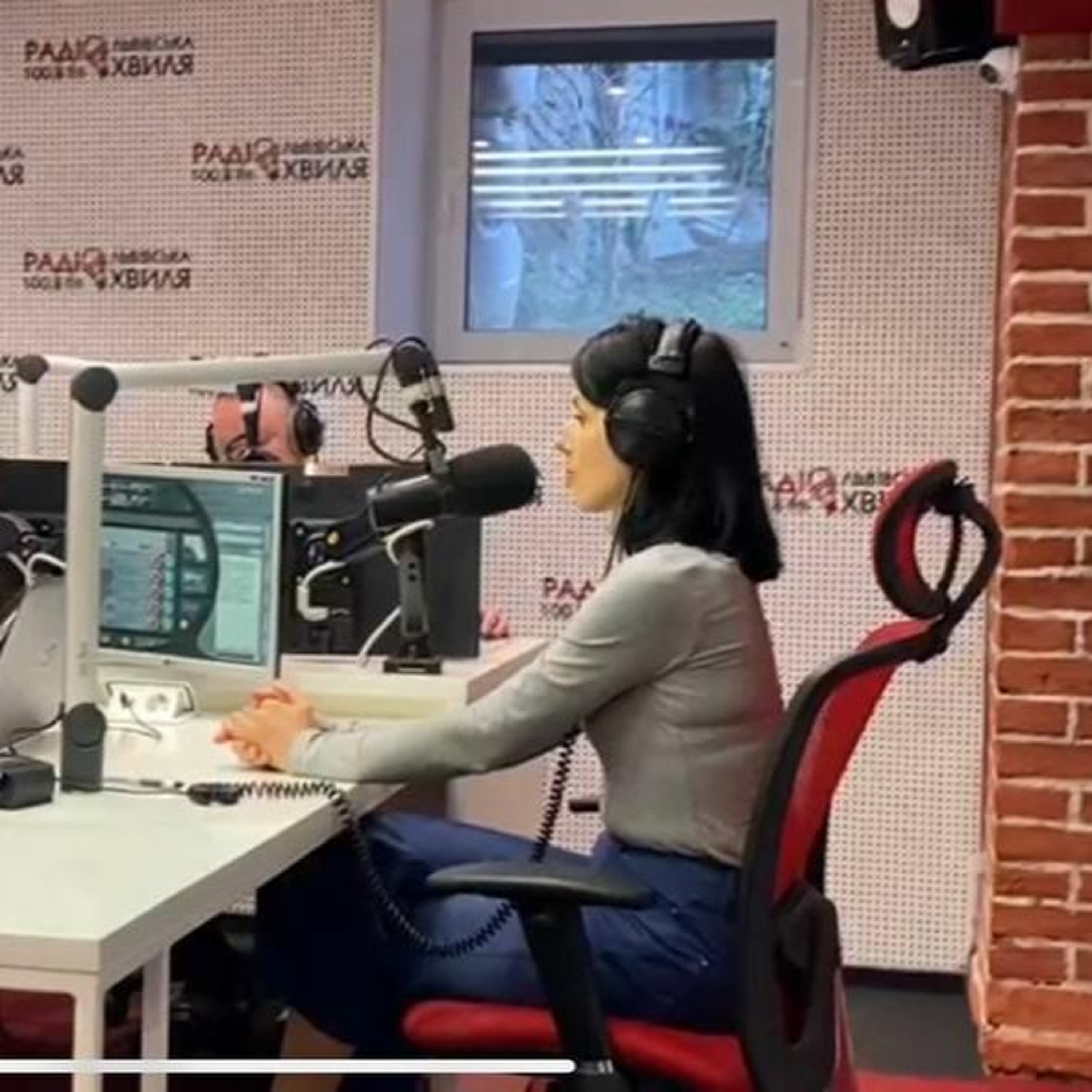 Жителька Маріуполя  "Хоронили померлих скрізь: на вулицях, у парках, на дитячих майданчиках…" episode artwork