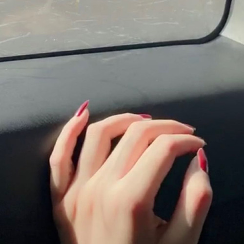 وعلى بالي بتبئ على بالي ي اجمل انسان♡︎.